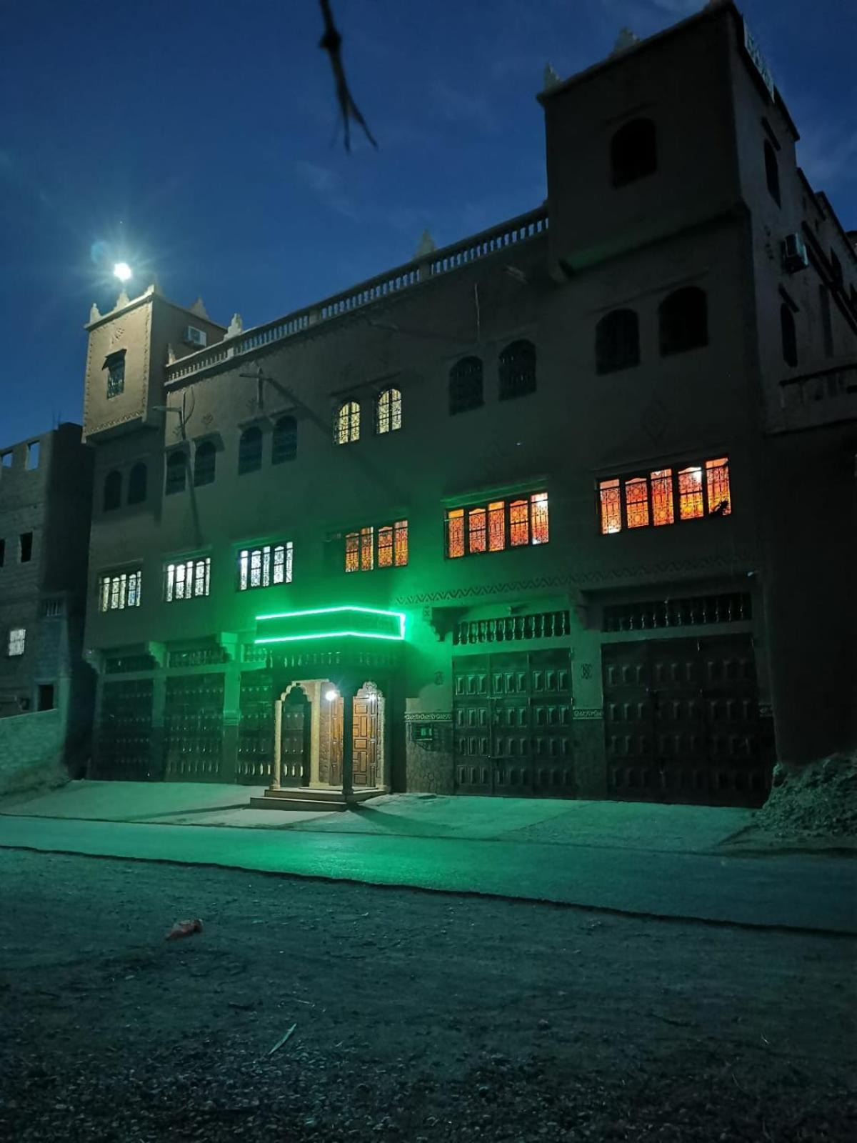 Hotel Awayou Bou Tharar Экстерьер фото